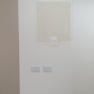 שני מתגים חשמליים על קיר לבן