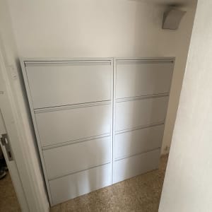ארון תיוק מתכת בחדר קטן עם רצפת אריחים
