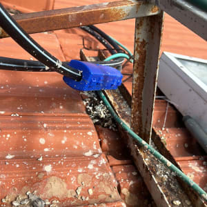 חיבורים וכבלים על גג רעפים עם חלודה