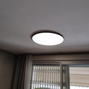 תאורה עגולה מותקנת בתקרה