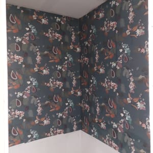 טפט פרחוני עם עלים ופירות על רקע כהה