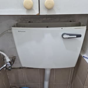 ניאגרה עם צינורות וחיבורים בחדר אמבטיה
