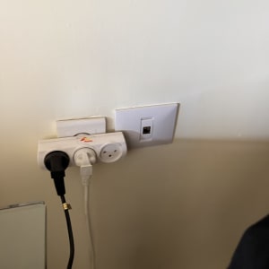 שקעי חשמל ותקשורת על קיר