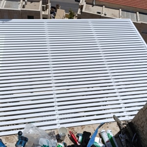 גג אלומיניום לבן עם כלים וחומרים