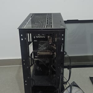 מארז מחשב פתוח עם מאווררים מנותקים על הרצפה