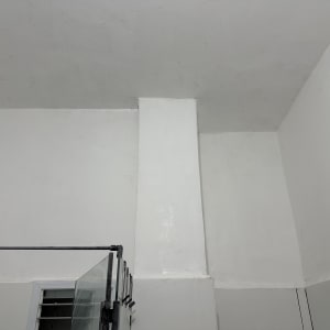 קיר ותקרה עם עבודת צבע חדשה