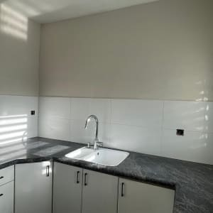 מטבח משופץ עם כיור וברז חדשים