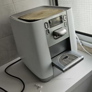 מכונת קפה על משטח עם כבל חשמל