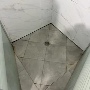 רצפת מקלחת עם אריחים וניקוז