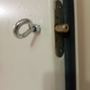 מנעול דלת עם בריח מתכת וידית כסופה