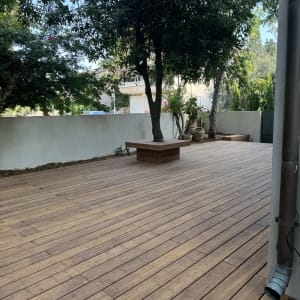 דק עץ עם עצים וצמחייה מסביב