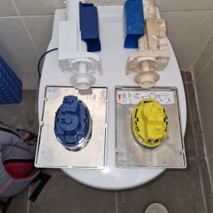 שני חלקי אסלה על מכסה אסלה בחדר אמבטיה