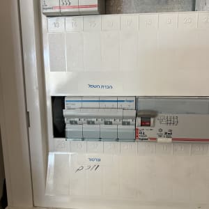 לוח חשמל עם מפסקים ומתגים