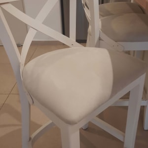 כיסא עם ריפוד בהיר ליד שולחן עץ