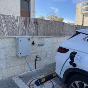 עמדת טעינה לרכב חשמלי מחוברת לקיר חיצוני