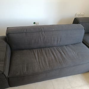 ספה אפורה על רצפת אריחים