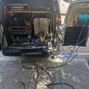 רכב עם ציוד לשאיבת ואקום וחוטים מחוברים