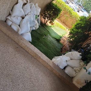 שקי חול מונחים ליד קיר חיצוני