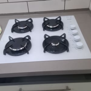 כיריים גז עם ארבעה מבערים במטבח מודרני