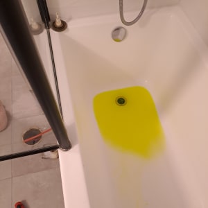 אמבטיה עם נוזל צהוב וכלי עבודה