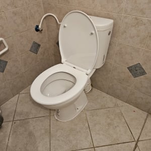 אסלה מותקנת על רצפת אריחים בחדר אמבטיה