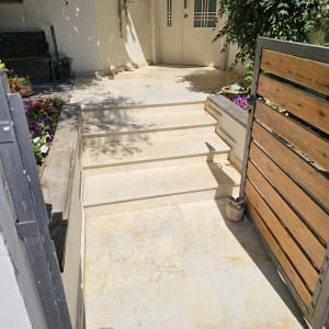 כניסה לבית עם מדרגות, צמחים ופרחים