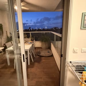 מרפסת עם דלת הזזה מאלומיניום בשעת ערב