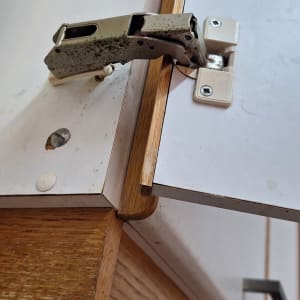 ציר דלת ארון עם נזק קל בעץ