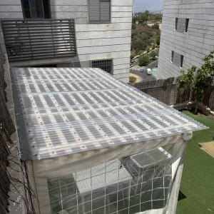 מבנה חיצוני עם גג פלסטיק ודשא סינתטי