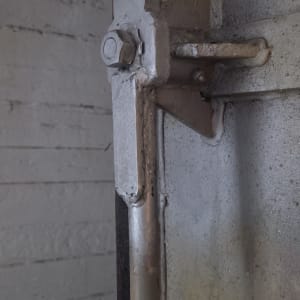 חלק מתכת של דלת או מסגרת עם ברגים