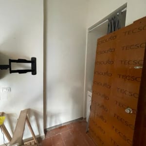 קיר גבס עם דלת מצופה בחומר בידוד אקוסטי