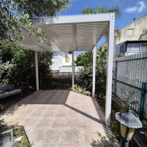 פרגולה מאלומיניום בגינה עם צל חלקי