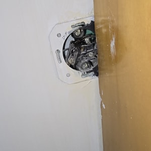 שקע חשמלי פתוח בקיר לבן