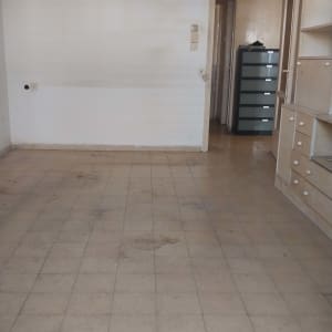 חדר ריק עם רצפה מלוכלכת וארון במעבר