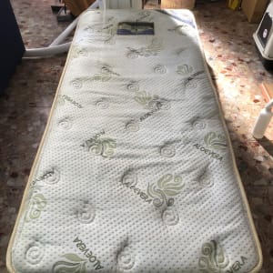 מזרן עם כיתוב אלוורה על רצפה