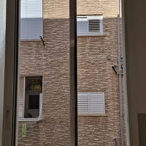 חלון אלומיניום עם מסגרת לבנה