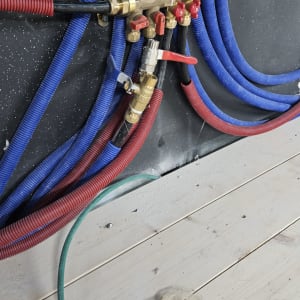 צינורות מים עם ברזים על קיר שחור