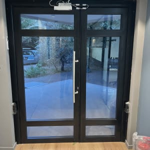 דלת אלומיניום עם שלט יציאה מעליה