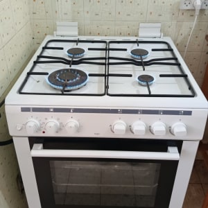 תנור גז עם כיריים במטבח