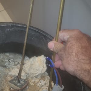 חלקים של דוד שמש עם אבנית וחוטי חשמל