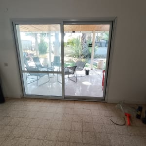 דלת הזזה מזכוכית עם נוף לגינה