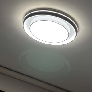 תאורה עגולה מותקנת בתקרה