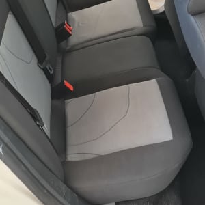 מושבי רכב נקיים לאחר ניקוי יסודי