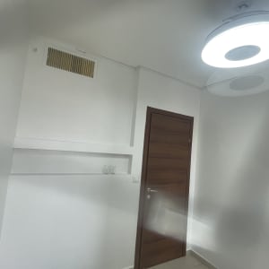 חדר עם קיר צבוע ודלת עץ