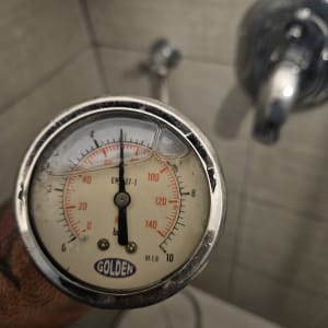 מד לחץ מים במקלחת, כלי לגילוי נזילות