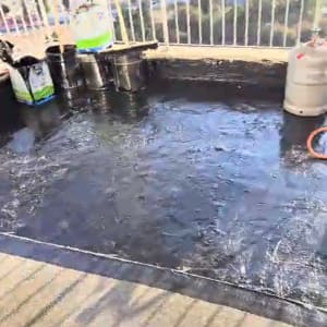 משטח אטום בזפת עם דליים וגז