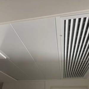 תקרת גבס עם פתחי אוורור