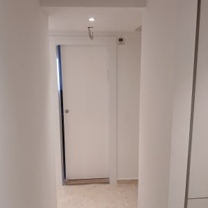 דלת לבנה עם קירות גבס ותקרה מוארת