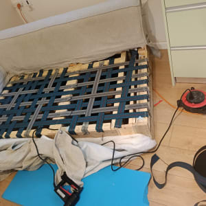 ספה עם רצועות תמיכה, כלי עבודה וחומרי ריפוד