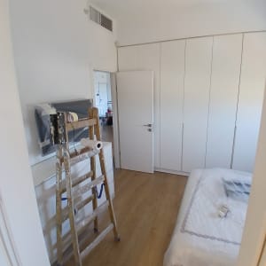 סולם וחדר עם ארון קיר, קשור לגבס